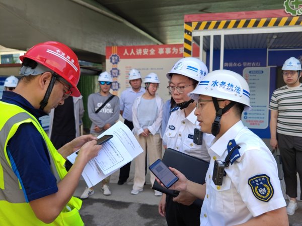 金岭速配 零距离体验执法有啥感觉？“临时护水卫士”直言“比想象中更专业、更迫切！”